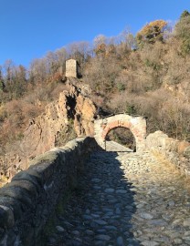 Tor auf der Ponte del Diavolo in Lanzo Torinese im Herbst 2025 (Bild: Sylvia Haendschke)
