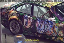 Farbe statt Werbeaufkleber: eines der 20 Art Cars in der BMW Welt aus der Nähe. (Bild: Stefan Siedler / SiSt24)