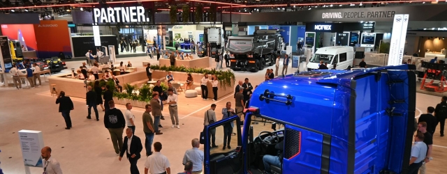 Volle Hallen, offene Technik: Elektrische Lkw bestimmten das Bild der IAA Transportation 2026. 