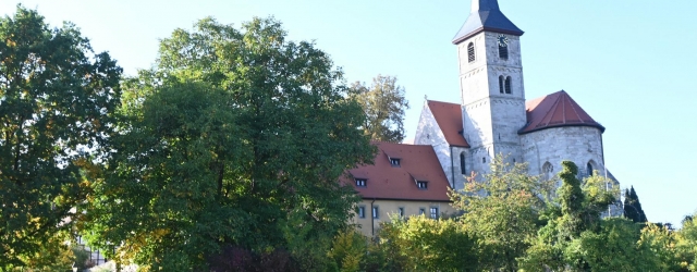 Das Münster St. Nikolaus und der erhaltene östliche Konventflügel in Münchsteinach