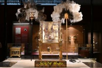 Die Nachbildung des reich verzierten Throns gehört zu den eindrucksvollen Möbelstücken der Ausstellung. (Bild: Stefan Siedler)