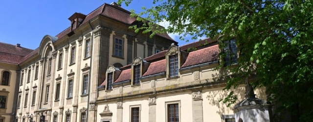 Schloss Schillingsfürst prägt mit seiner barocken Fassade das Stadtbild der fränkischen Residenzstadt.