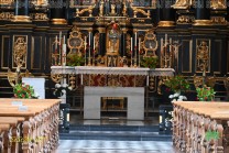 Säulen, Figuren und vergoldete Ornamente prägen den Hochaltar der Stiftskirche. (Bild: Natalia Siedler)