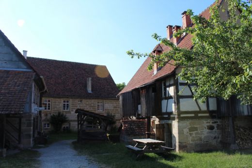 Traditionelles Fachwerkhaus im historischen Dorfkern, das die Handwerkskultur vergangener Jahrhunderte zeigt.