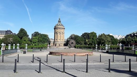 Woche 13 Corona: Die Grünanlage am Wasserturm in der Mittagszeit